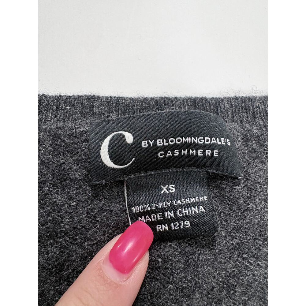 Quiet Luxury Cashmere V-Neck Sweater C by Bloomingdale’s Charcoal Gray Capsule - Picture 5 of 13